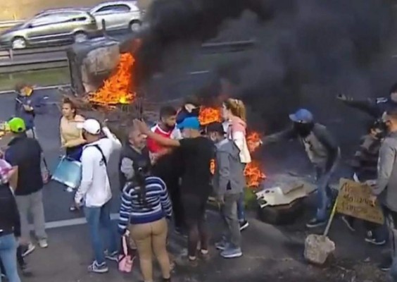 Narcos, ladrones y vecinos en pie de guerra: la noche de terror que vivió un barrio en Argentina (FOTOS)