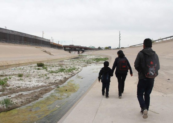 FOTOS: El dolor de los migrantes varados en la frontera para solicitar asilo en Estados Unidos