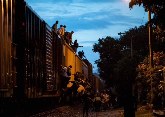 Lo que hacen los migrantes por un plato de comida en la ruta hacia Estados Unidos