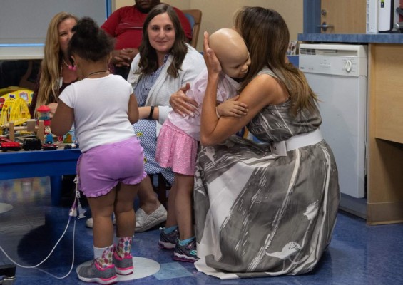 El elegante vestido floral que usó Melania Trump durante su visita a un hospital infantil en Tennessee