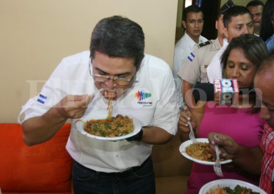 JOH, Mel y otros presidentes que se exhibieron comiendo en público