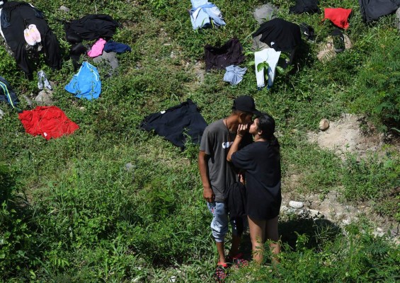 Con amor y esperanza: Migrantes centroamericanos y haitianos continúan su ruta por México