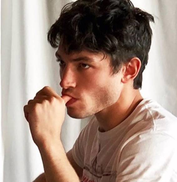 Las curiosidades de Ezra Miller, el actor que da vida a Flash