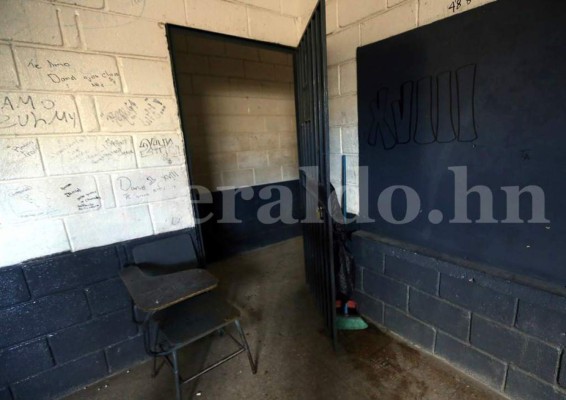 Rodeados de placazos de la 18 estudiantes del Instituto Central Vicente Cáceres reciben clases