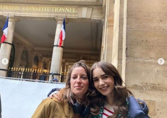 Ella es Katina Mora, la mexicana que dirigió Emily in Paris 2  