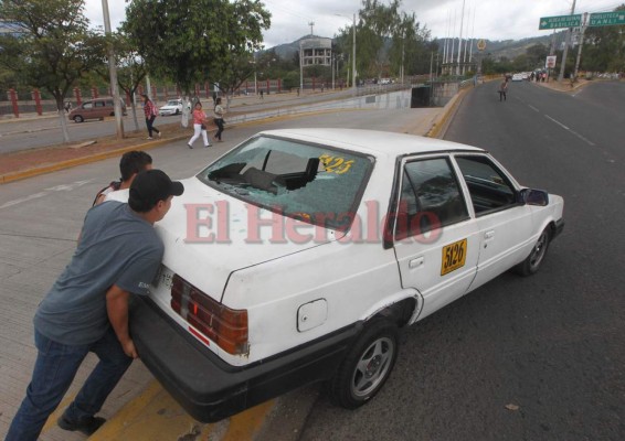 FOTOS: Varios heridos y taxis destruidos en enfrentamiento afuera de la UNAH