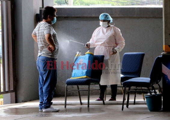 Triajes en la capital vuelven a lucir abarrotados de pacientes de covid-19 (FOTOS)