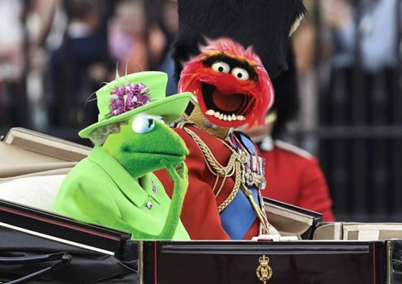 Se burlan de la Reina Elizabeth por su peculiar vestido verde