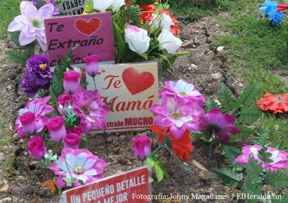 Cementerios: Visitas de amor para las madres que están en el cielo