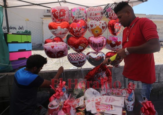 Peluches y besos: así se celebra San Valentín en Tegucigalpa (FOTOS)