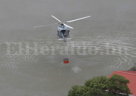 Así combaten incendio en El Hatillo con helicópteros