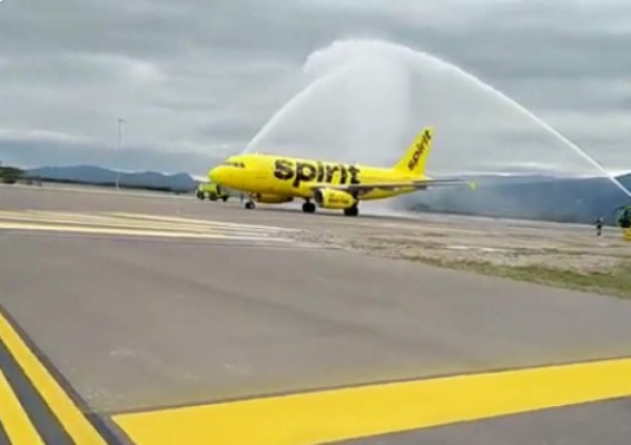 Expectación y algarabía: así fue la llegada del primer vuelo al aeropuerto de Palmerola