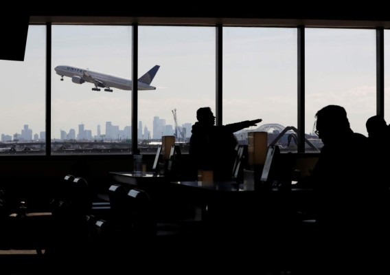 Suspensión de vuelos y aeropuertos llenos de viajeros ante alarma por coronavirus (FOTOS)