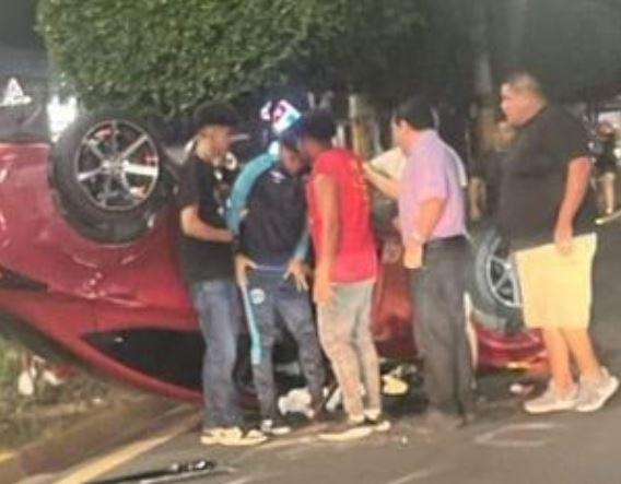 Con golpes leves resultó Cléver Portillo tras volcar su auto en bulevar Morazán