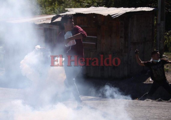 Lluvia de piedras en las tomas realizadas en la salida al sur por la Alianza de Oposición