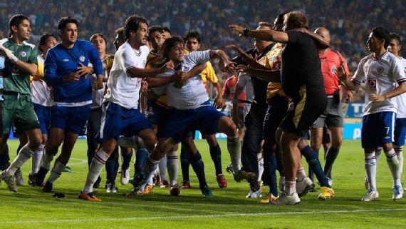 Las trágicas batallas campales entre barras y sanciones en la Liga MX