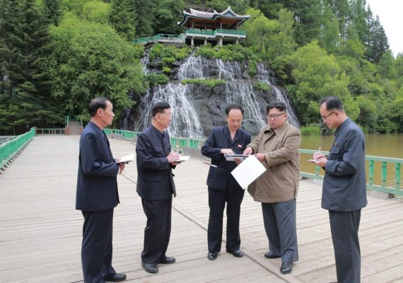 Los curiosos hombres que anotan cada palabra de Kim Jong-Un en libretas