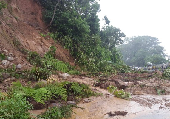 Vías interrumpidas y ríos desbordados dejan primeras lluvias en Honduras