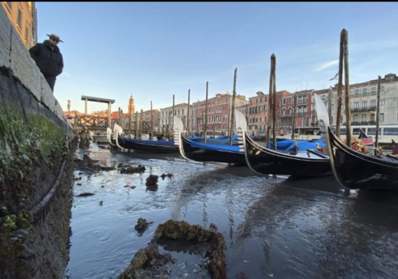 Las impactantes imágenes de los canales de Venecia sin agua