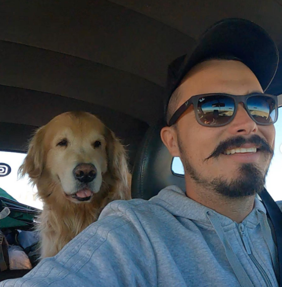 Muere influencer que recorrió el continente americano junto a su perro Shurastey