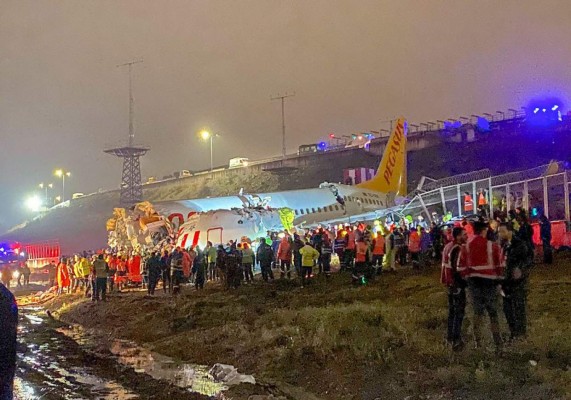 Las fotos del avión que se partió en tres en Turquía; hay 157 heridos