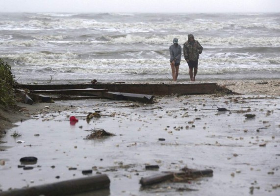 Destrozos e inundaciones por el paso de la tormenta Beta en Texas (FOTOS)