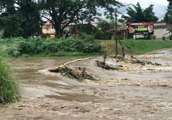 Vías interrumpidas y ríos desbordados dejan primeras lluvias en Honduras