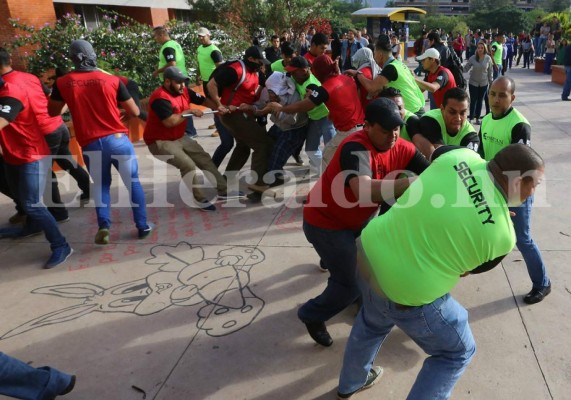 Las diez fotos más impactantes de la batalla entre universitarios y seguridad privada en la UNAH