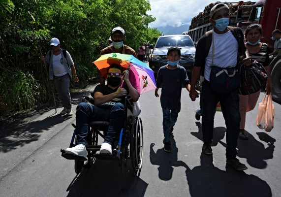 Bajo la lluvia, con niños y expuestos al covid-19, caravana migrante avanza hacia Guatemala