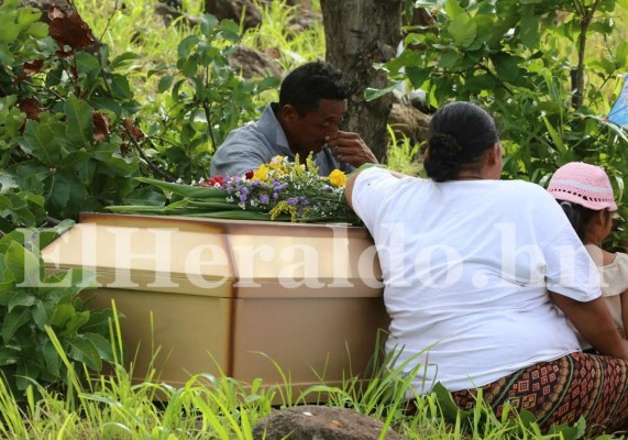 Las tristes escenas que dejó el último adiós a madre y sus dos hijos asesinados en la colonia Brasilia de Comayagüela