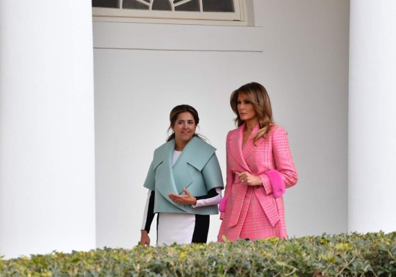 FOTOS: Melania Trump reaparece con un colorido abrigo tras varios días fuera de la vista pública