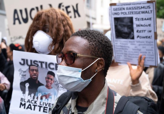 FOTOS: Negros en Europa también sufren racismo y se suman a protestas por George Floyd