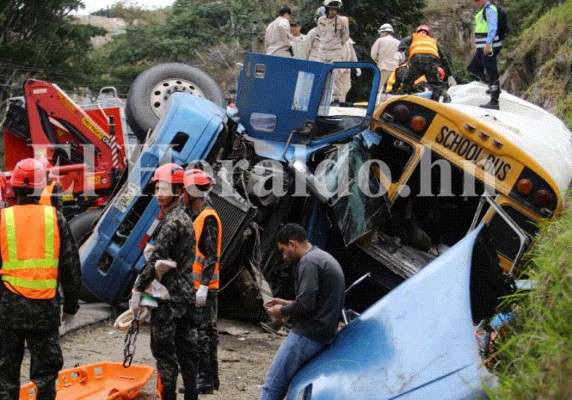 Las imágenes más estremecedoras del accidente de bus en salida al sur