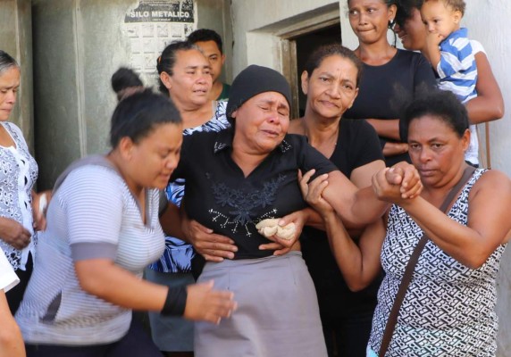 Doloroso entierro de niña de 12 años violada y estrangulada en Yoro