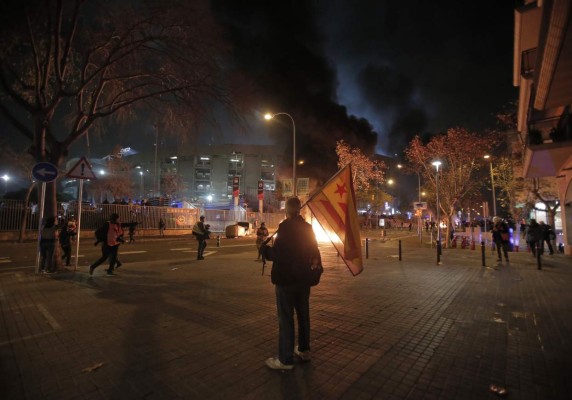 Las imágenes del caos y destrozos afuera del Camp Nou tras El Clásico