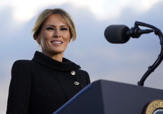 Elegante, sonriente y segura, así lució Melania Trump al abandonar la Casa Blanca (FOTOS)