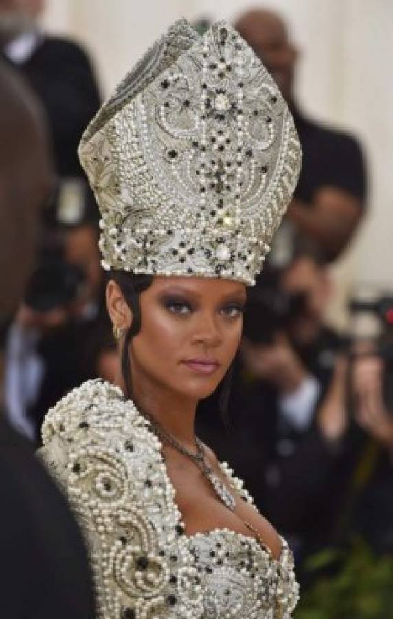 Gala Met 2018: Rihanna usa vestido católico y desata furia por 'blasfemia'