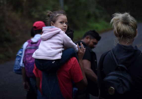 Caravana migrante, día 4: Agotamiento e incertidumbre abruma a hondureños en travesía hacia EEUU