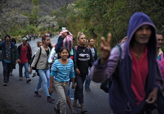 Caravana migrante, día 4: Agotamiento e incertidumbre abruma a hondureños en travesía hacia EEUU