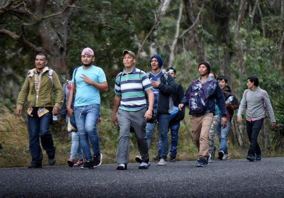 Caravana migrante, día 4: Agotamiento e incertidumbre abruma a hondureños en travesía hacia EEUU