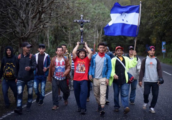 Caravana migrante, día 4: Agotamiento e incertidumbre abruma a hondureños en travesía hacia EEUU