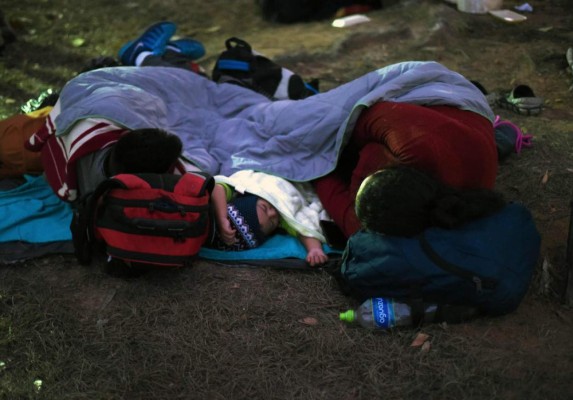 FOTOS: Larga y fría noche pasó caravana migrante en Guatemala