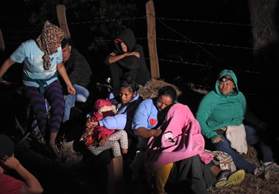 FOTOS: Larga y fría noche pasó caravana migrante en Guatemala