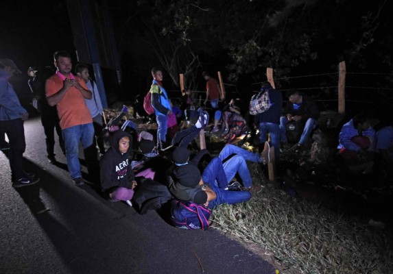 FOTOS: Larga y fría noche pasó caravana migrante en Guatemala