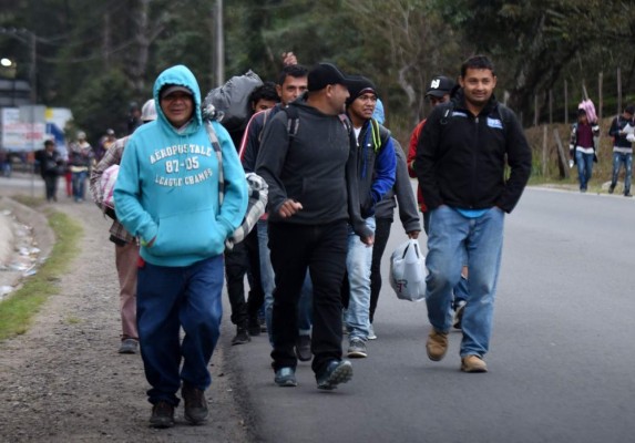 FOTOS: Larga y fría noche pasó caravana migrante en Guatemala