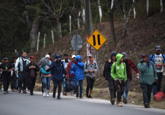 FOTOS: Larga y fría noche pasó caravana migrante en Guatemala