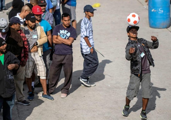 FOTOS: La agridulce celebración de los migrantes en la frontera de México con EEUU