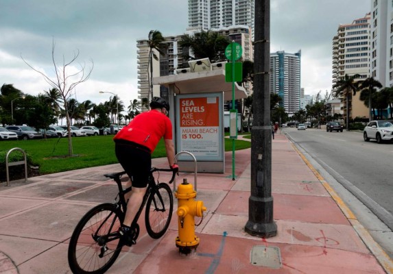 FOTOS: EEUU vierte arena en playas de Miami erosionadas por el cambio climático