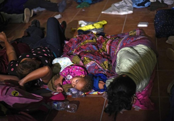 FOTOS: Larga y fría noche pasó caravana migrante en Guatemala