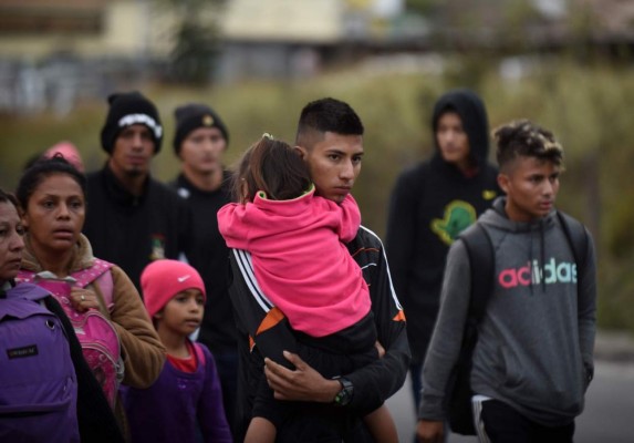 FOTOS: Larga y fría noche pasó caravana migrante en Guatemala